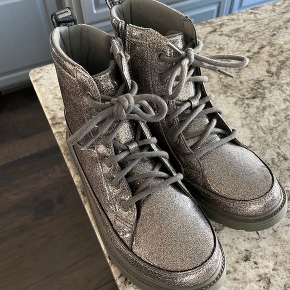 UGG Other - UGG Unisex-Child Robley Glitter Fashion Boot